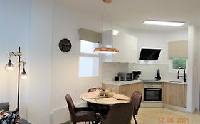 Santa Barbara Apartment - 200 M To The Beach